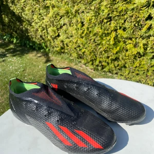 Svarta fotbollsskor från Adidas med röda detaljer - Säljer ett par ADIDAS X SPEEDPORTAL.2 FG. Knappt använda, de var för stora för mig.