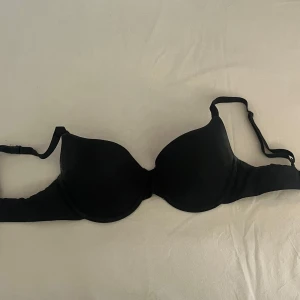 Svart bh 75B - Fin bh från kappahl. har deo fläckar på sidorna men det försvinner säkert när man tvättar den! Knappt aldrig använd ändå. 