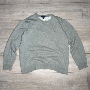 Grå sweatshirt från Polo Ralph Lauren - Grey Ralph Lauren crewneck in a excellent condition!!! Size XL but fits M!! For more information or pictures feel free to contact us privately.