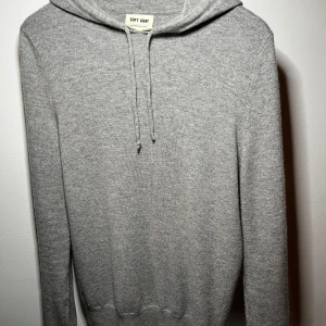 Grå hoodie i kashmir från Soft Goat - Mjuk och lyxig grå hoodie från Soft Goat i 100% kashmir. Är medium och passar S/M, bra skick -  8/10. Köpt av en kompis och säljer pga för liten