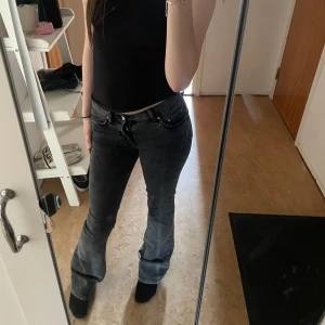 Svarta bootcut jeans -  Säljer mina gråa bootcut jeans från Gina Tricot. Skitsnygga och använda ett par få tal gånger, Sitter jättebra överallt. De är i storlek 32!💞