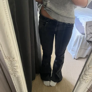 midwaist bootcut - Säljer ett par bootcut jeans från lager för att dom är för stora för mig. inga defekter förutom att det kan vara lite slitet längst ner men det är absolut ingenting man tänker på!