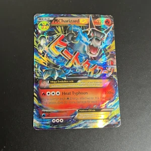 Pokémonkort Mega Charizard EX - Säljer ett samlarkort från Pokémon, Mega Charizard EX med färgstark och glansig design. Kortet har japansk text och visar Charizard i en dynamisk pose med eld och blixtar i bakgrunden. Perfekt för samlare eller Pokémon-fans.