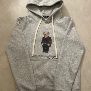  Polo Bear från Ralph Lauren hoodie - Säljer PRL hoodie nya pris är 2995kr mitt pris är 699kr. Helt nya oanvända skick 10/10. Storlek M . Pris kan diskuteras 🙌