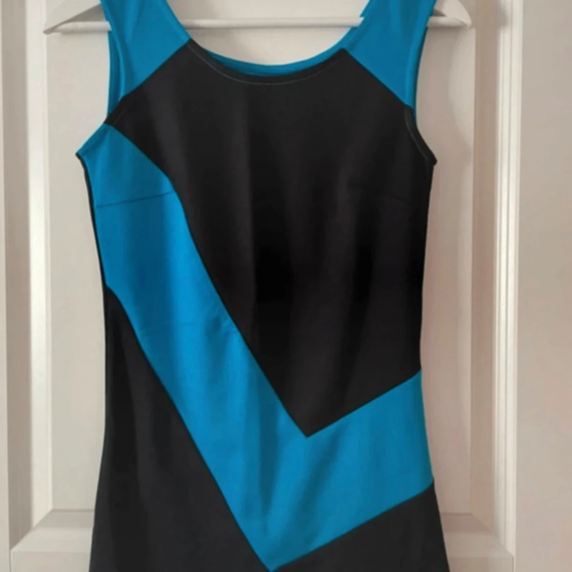 Svart och blå ärmlös klänning