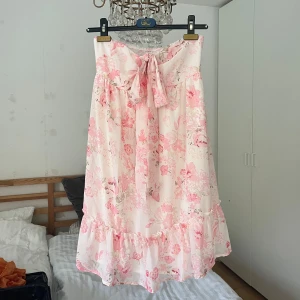 Rosa klänning  - Blommig rosa tub klänning med knyt fram, så söt och luftig 🌸