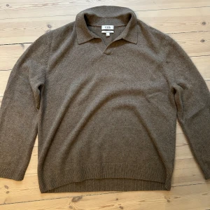 COS crewneck - Stilren crewneck från COS. Ganska oversized så den passar L/XL. Grymt bra skick använd kanske 2-3 gånger. Jag är 191 och 87kg