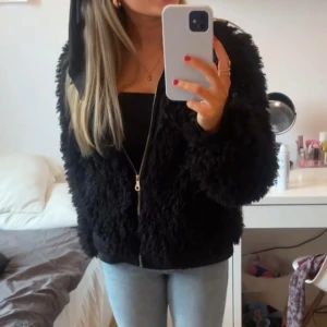 Svart teddyjacka med dragkedja - Mysig svart teddyjacka med guldiga dragkedja. Kom privat för fler bilder! Jag brukar ha S i jackor och den passar mig bra!💞