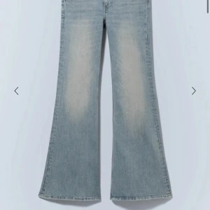 Ljusblå bootcut jeans - Säljer dessa helt utsålda jeansen från cheap monday som jag köpte i vintras. Har använt ytterst få gånger så inga defekter på dme överhuvudtaget! Säljer de pga de inte riktigt var min smak av klädstil. Dem har ganska låg midja och är lite vidare än vanligt nedtill. Pris kan diskuteras om man vill och om du vill ha fler bilder är det bara att fråga!