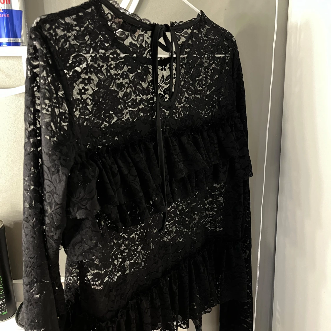 Svart spetstopp med volang - 4