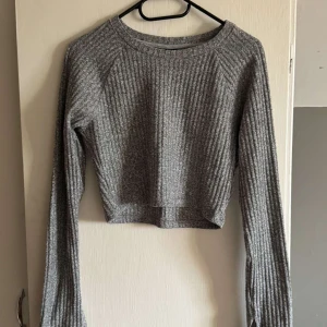 Grå ribbad croppad tröja från Gina Tricot - Säljer en grå ribbad croppad tröja från Gina Tricot. Storlek M men känns som S