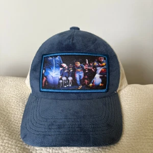 velvet keps - snygg keps, aldrig använd.