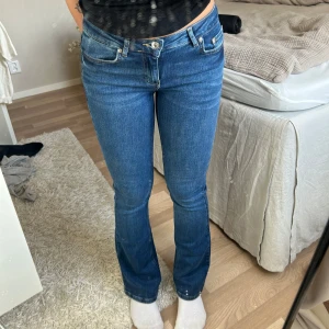 Blå bootcut jeans - Snygga blå jeans med bootcut från KidsBrandStore. Jeansen är normal/lågmidjad. Perfekta året om🤩använt en gång, men säljs då de är för små. Storlek 26 men passar XS-mindre S