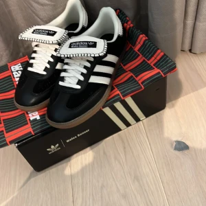 Adidas Wales Bonner samba - Adidas wales bonner samba.Helt nya med dustbags och låda.Storlek 41 1/3 TTS.Kom gärna med frågor!
