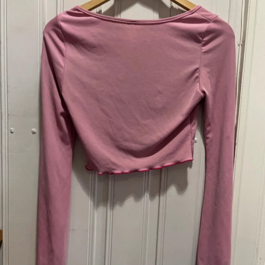 Rosa croppad långärmad topp från SHEIN - 1