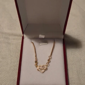 Halsband med ett hjärta - Säljer Halsband med ett hjärta på. Helt nytt.