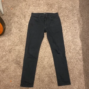 Svarta byxor från Neuw - Säljer när dom inte används nypris 799kr pris kan pratas om