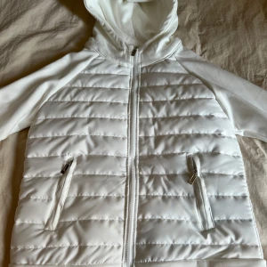 Vit cardigan  - Helt ny oanvänd vit cardigan i storlek M. Stilren och väldigt skönt material