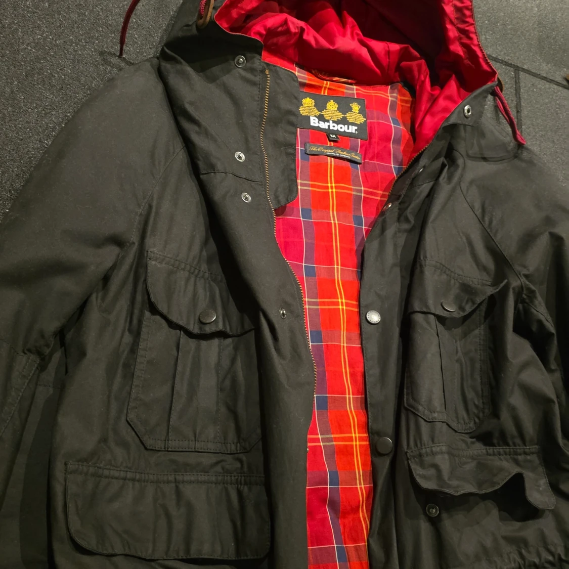 Svart jacka från Barbour med röd-rutigt foder - 4