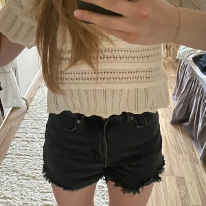 Slitna svarta jeanshorts - Jätte snygga coola svarta jeanshorts, passar till alla tillfällen i sommar, fest, vardag, stranden☀️💞