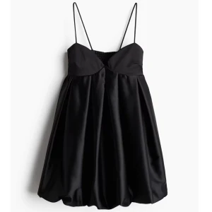 Svart satin klänning med tunna axelband - Supersnygg svart klänning i satin med tunna axelband perfekt för festliga tillfällen nu till sommaren, Använd en gång och helt slutsåld på hemsidan!!💕💕