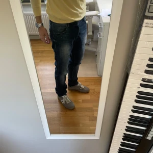 Mörkblå jeansbyxor herr - Säljer ett par klassiska mörkblå jeansbyxor med otroligt bra passform.  Perfekta till vardags och passar till det mesta. Jag kan tänka mig gå ner i pris 👌