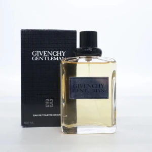 Givenchy Gentleman 100 ml - Tja säljer denna givenchy parfym 100ml den är näst intill oanvänd ungefär 98% kvar! Box och garanti på att den är äkta då den kommer från Sellpy som äkthets verifierar alla sina varor!