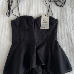 Svart topp från Zara - Aldrig använd med prislapp kvar. Säljer då den är för liten för mig och glömde returnera i tid. Den är liten i storleken.