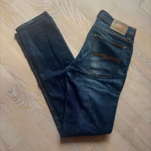 Nudie Jeans - Ett par sjukt feta Nudie Jeans i storlek 28/32 men passar även 29/32 bra. 👌Väldigt fin tvätt på dessa jeans! Nypris : 1600kr | Vårt pris : 549 kr🙌                          Skicket på dessa jeans är 10/10 Inga defekter över huvud taget vilket gör detta till en sjukt bra deal🤝. OBS! PRISET GÅR SJÄLVKLART ATT DISKUTERA.              