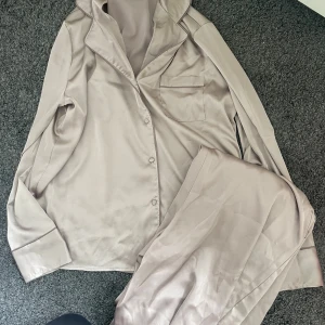 Silkes pyjamas - Pyjamas i silke med långa byxor. Använt 1 gång.