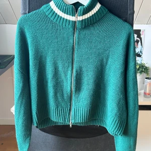 Grön sitckad polokofta - Jättefin grön kofta med två dragkedjor i superbra kvalité - koftan är hyfsat croppad men ganska bred i modellen