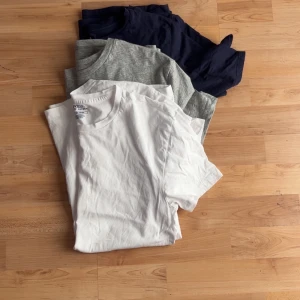 3-pack t-shirts från Polo Ralph Lauren - Säljer tre klassiska t-shirts från Polo Ralph Lauren i färgerna vit, grå och marinblå. Alla har rund hals och liten broderad logga nertill. Perfekta basplagg till garderoben.