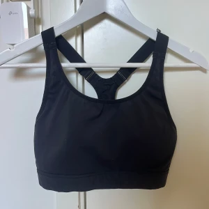 Sport bh - Svart sport bh från märket Athlecia. Banden går att justera för önskad passform och den har även ett ”vanligt” bh spänne. Kuporna är vadderade. Bh:n har en diskret logga framtill. Jag vet tyvärr inte exakt vilken storlek den är i men passar mig som har storlek S eller 75B. Nypris 550kr. Skriv gärna vid frågor eller funderingar💕