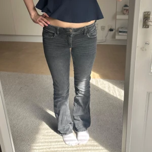 Grå bootcut jeans - Jättefina lågmidjade jeans från Gina 💗 Säljer då de tyvärr inte längre kommer till användning! Skriv vid frågor! Storlek 164