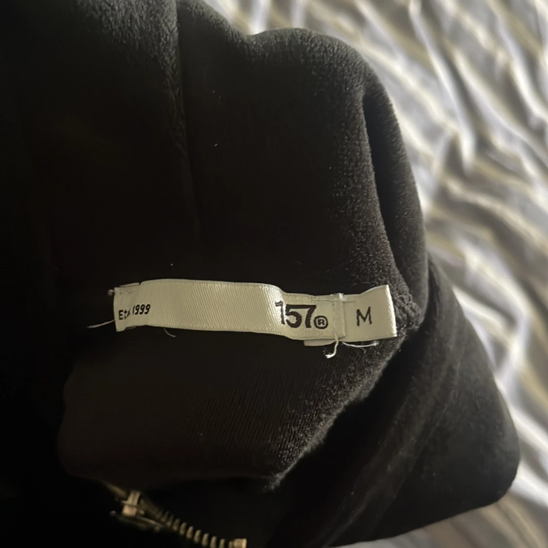 Svart hoodie med dragkedja från Lager 157 - 2