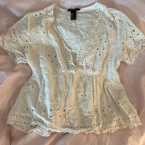 Vit broderad blus med v-ringning - Jätte fin blus i storlek m skulle mer säga att den sitter som en s 
