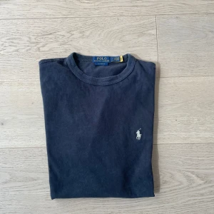 Ralph Lauren t-shirt - Säljer en Ralph lauren t-shirt i strl s, något stor i storleken. Fint skick✅ hör av er om ni har funderingar😊