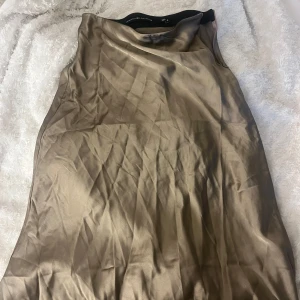 Snygg längre kjol i satin !! - Längre kjol i satin från lager 157!! Storlek S. Färgen är svår att beskriva men skulle säga typ brons !!🌸🌸