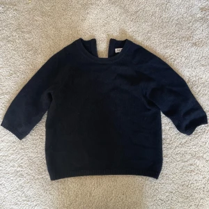Marinblå stickad T-shirt - Super snygg kroppad tröja från Zara med trekvarts ärm🤍Jätte snygg med ett vitt linne under! Den är i strl S men är väldigt liten i storleken! Tyvärr står det mitt namn i den då min syster annars stjäl mina kläder. Skriv för bättre bilder! (Säljer för högst 50 kr då jag vill bli av med allt)