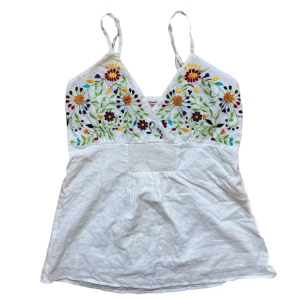 Vintage Vit broderad linnetopp från Indiska - Söt topp från gammal indiska. Strl XS men passar även S. 