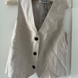 Linneväst  - Sån fin linneväst från Kappahl i storlek S, perfekt för sommaren😊 Säljer då den är för stor, endast provad   Nypris 500kr💞