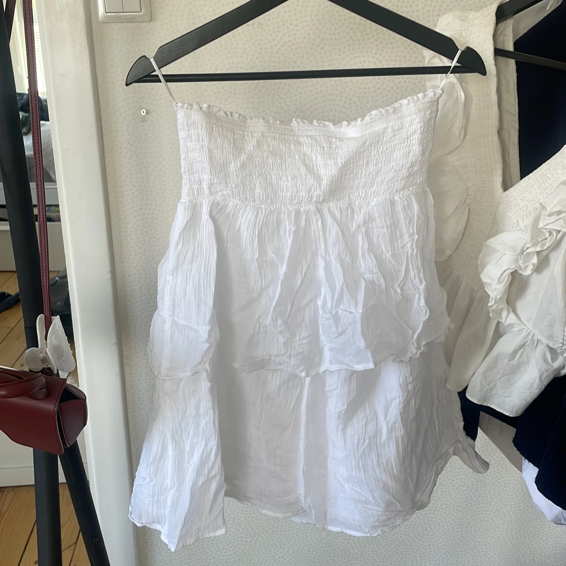 Vit volangklänning från Gina Tricot - 1