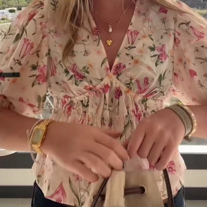 Blommig blus från H&M - Söljer för den inte kommer till användning! Använd typ 2 gånger. Pris kan diskuteras 