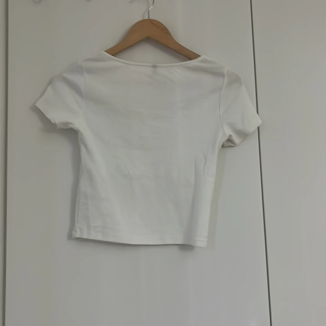 Vit croppad topp med fyrkantig ringning - 1