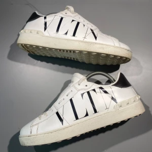 Valentino skor - Hej! Säljer nu mina skor från märket Valentino, storlek 40 bra skick, givetvis äkta. Tveka inte på att höra av dig om du har frågor eller funderingar kring skorna! 