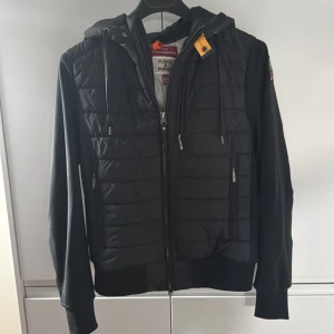 Svart parajumper cardigan  - Säljer en svart cardigan från Parajumpers i storlek Xs. Men sitter som s. Köpte denna på johnells för ungefär 3 månader sen men inte använt så mycket. Kvitto och andra äktehets bevis finns. Priset är inte hugget i sten vid snabb och smidig affär 