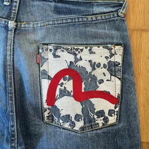 Evisu Jeans - Ett par riktigt feta och unika jeans från Evisu. Jeansen är i relativt dåligt skick, därför det låga priset. 
