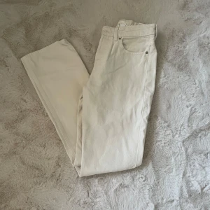 Off white raka jeans - Säljer dessa off white jeans då dem aldrig kommit till användning💛 storlek 36