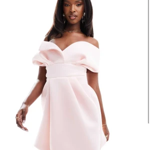 Ljusrosa offshoulder klänning - Superfin ljusrosa kortklänning med offshoulder. Helt ny med PRISLAPP KVAR💕nypris 689! Helt slutsåld!!