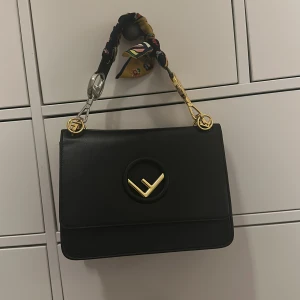 Handväska fendi  - Nytt skick accepterar bud vid snabba köp. Kommer med dustbag